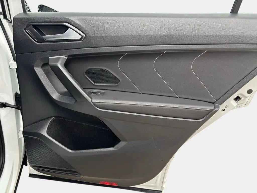 Used 2024 Volkswagen Tiguan SE R-Line image 25