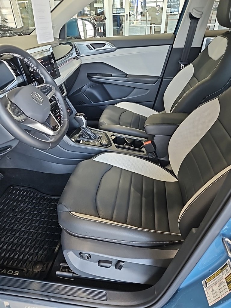 Used 2025 Volkswagen Taos SEL image 27