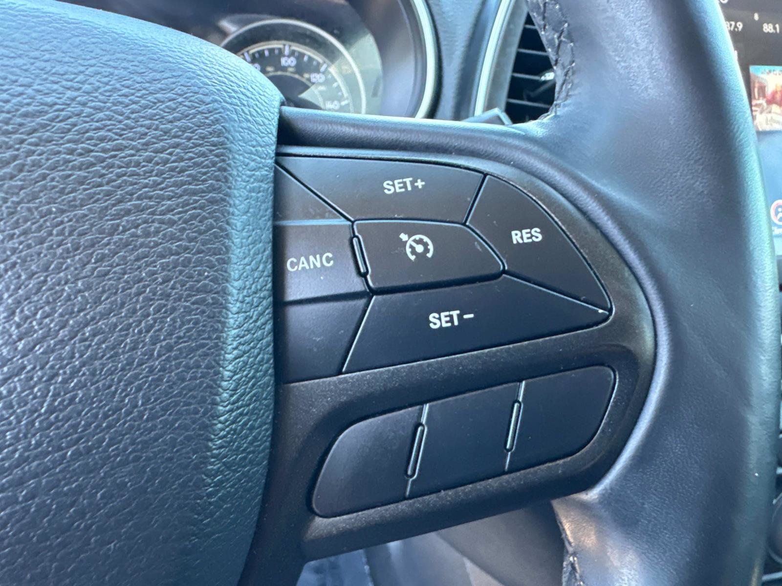 Used 2019 Jeep Cherokee Trailhawk AWD/4WD image 30