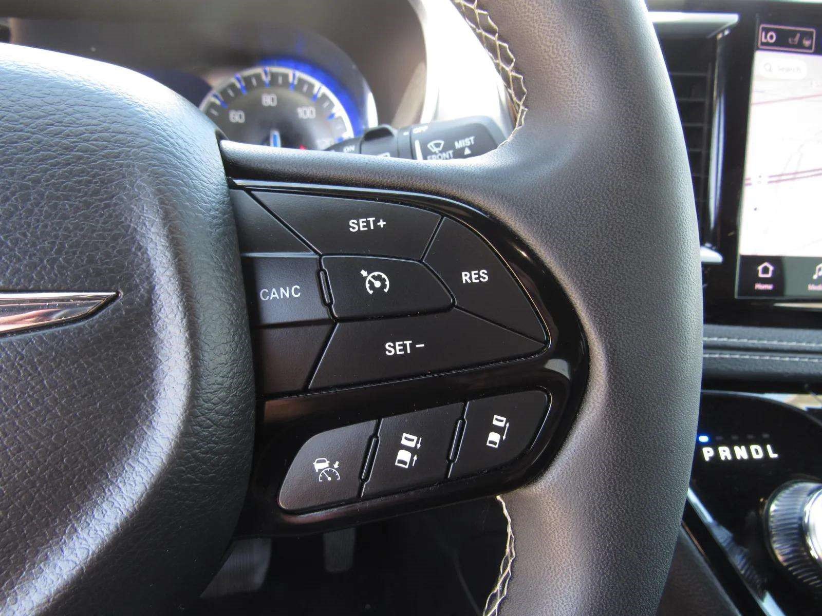 Used 2025 Chrysler Pacifica Limited FWD image 27