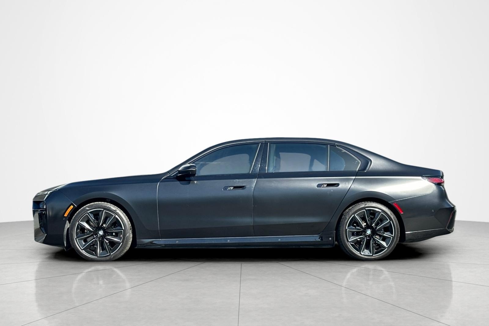 Used 2023 BMW i7 xDrive60 w/ Executive Package 2 AWD/4WD image 2