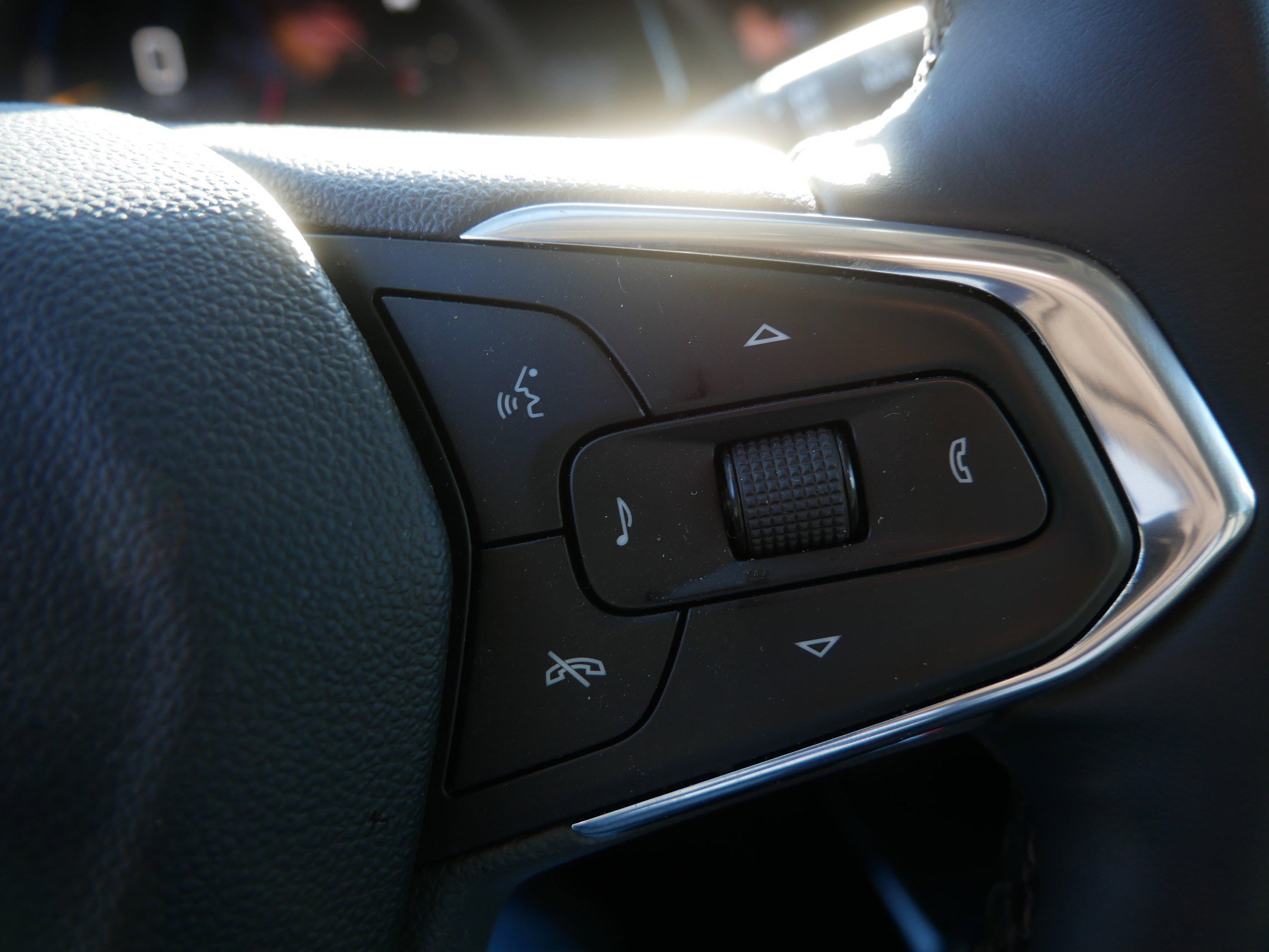 Used 2025 Chevrolet Trax LT w/ LT Convenience Package image 25