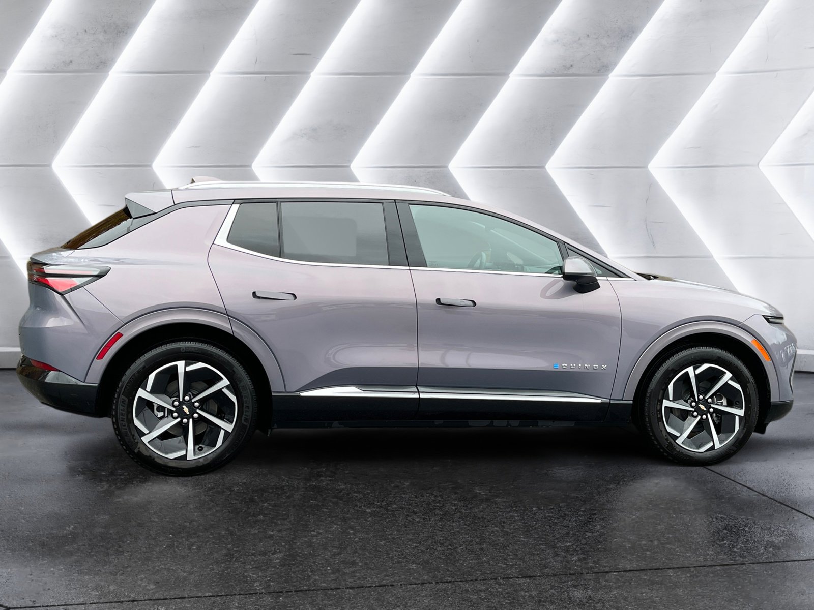 Used 2025 Chevrolet Equinox EV LT w/ Convenience Package image 7