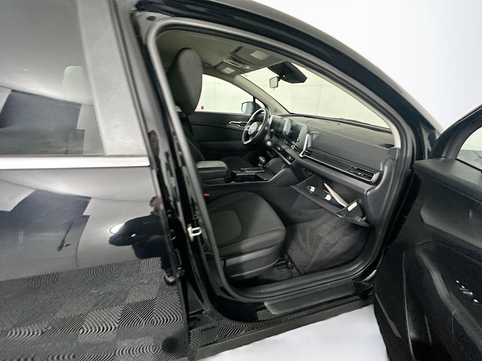 Used 2025 Kia Sportage LX image 29