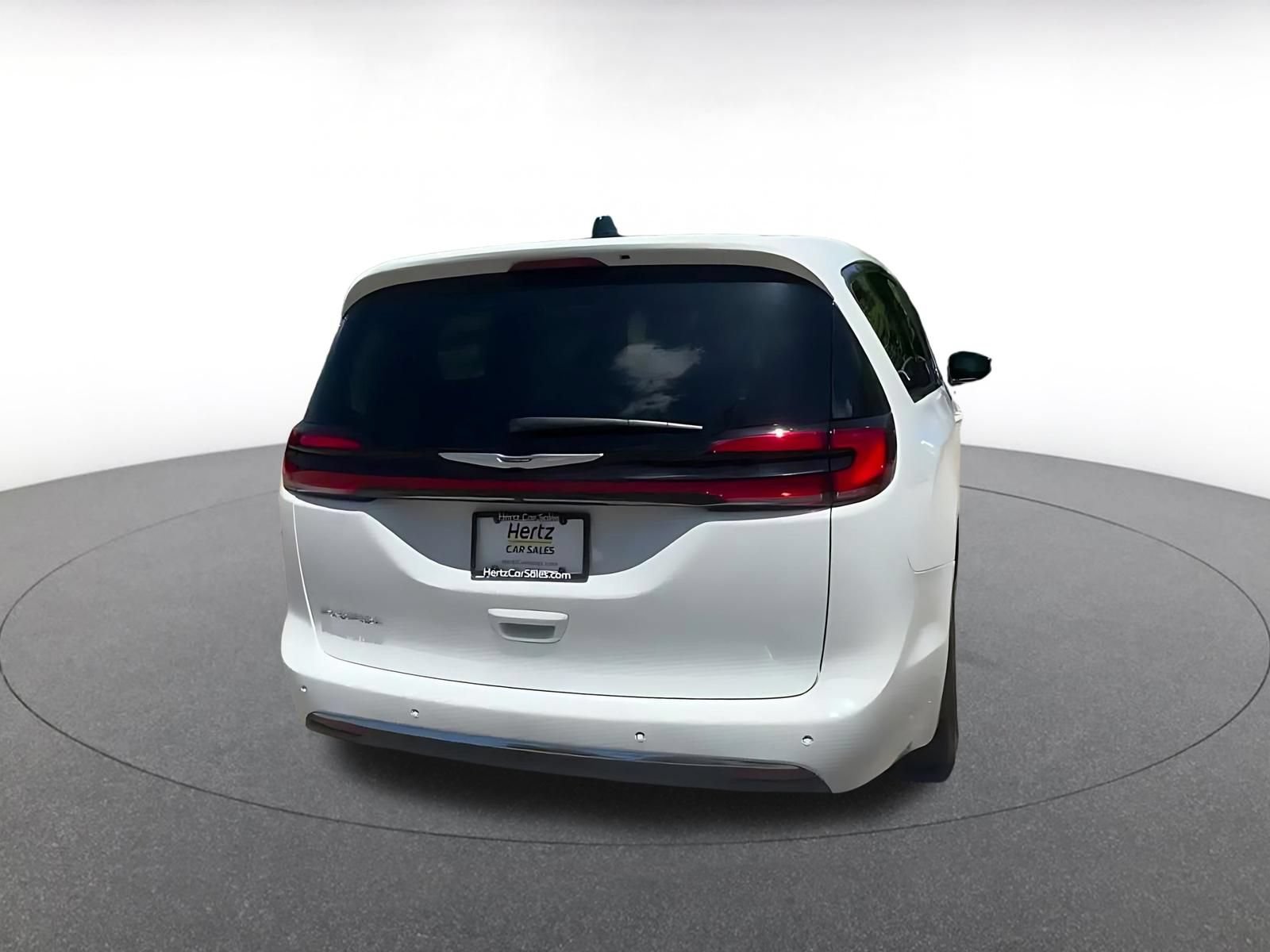 Used 2024 Chrysler Pacifica Touring-L FWD image 12