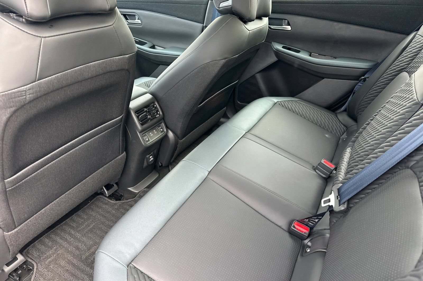New 2026 Nissan Leaf Platinum+ w/ Cargo Package (Platinum+) FWD image 14