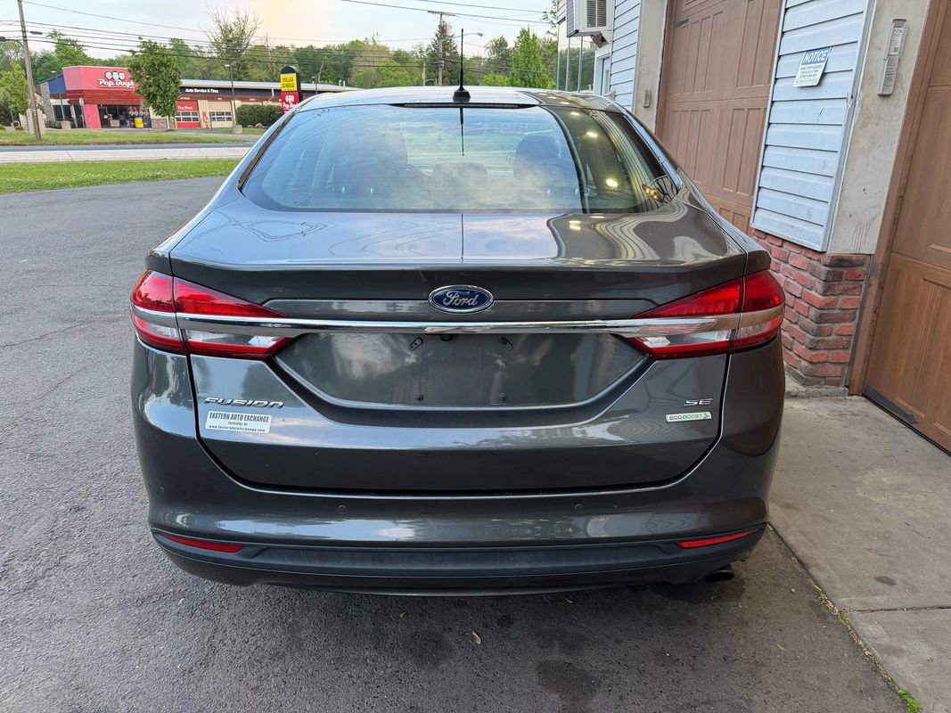 Used 2018 Ford Fusion SE w/ Fusion SE Technology Package FWD image 4