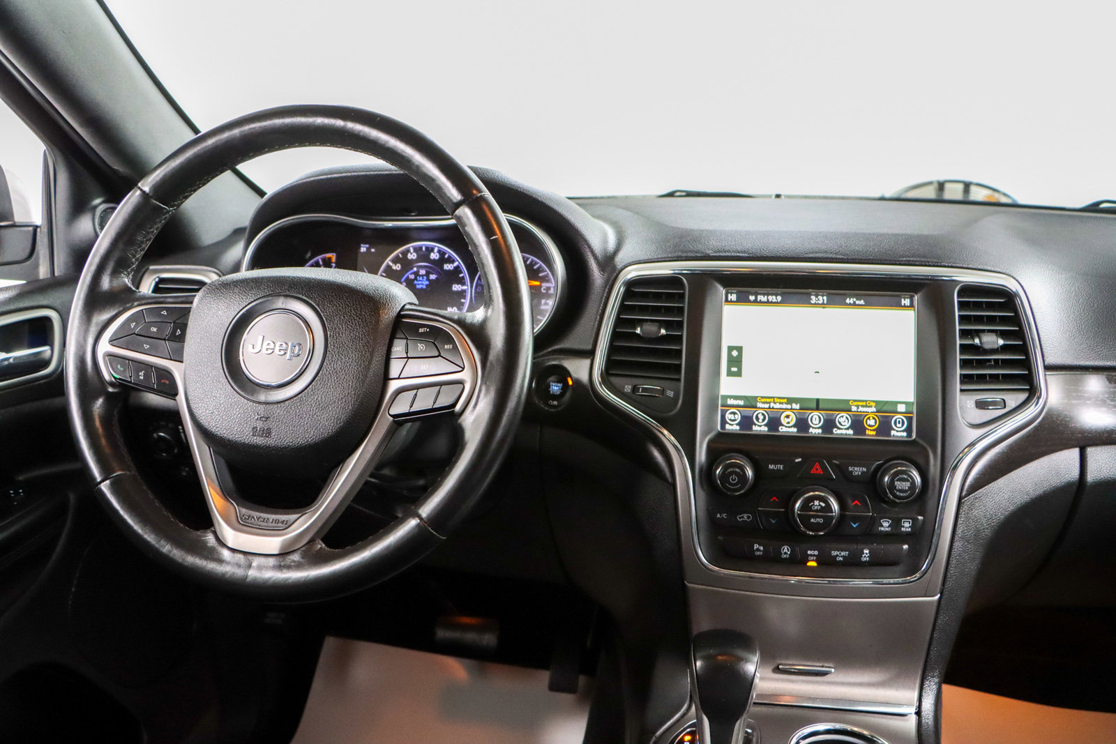 Used 2018 Jeep Grand Cherokee Altitude image 17