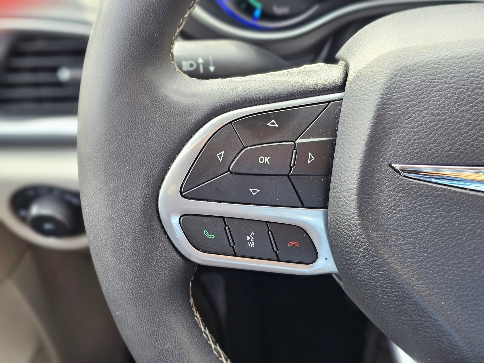 Used 2024 Chrysler Pacifica Limited FWD image 19