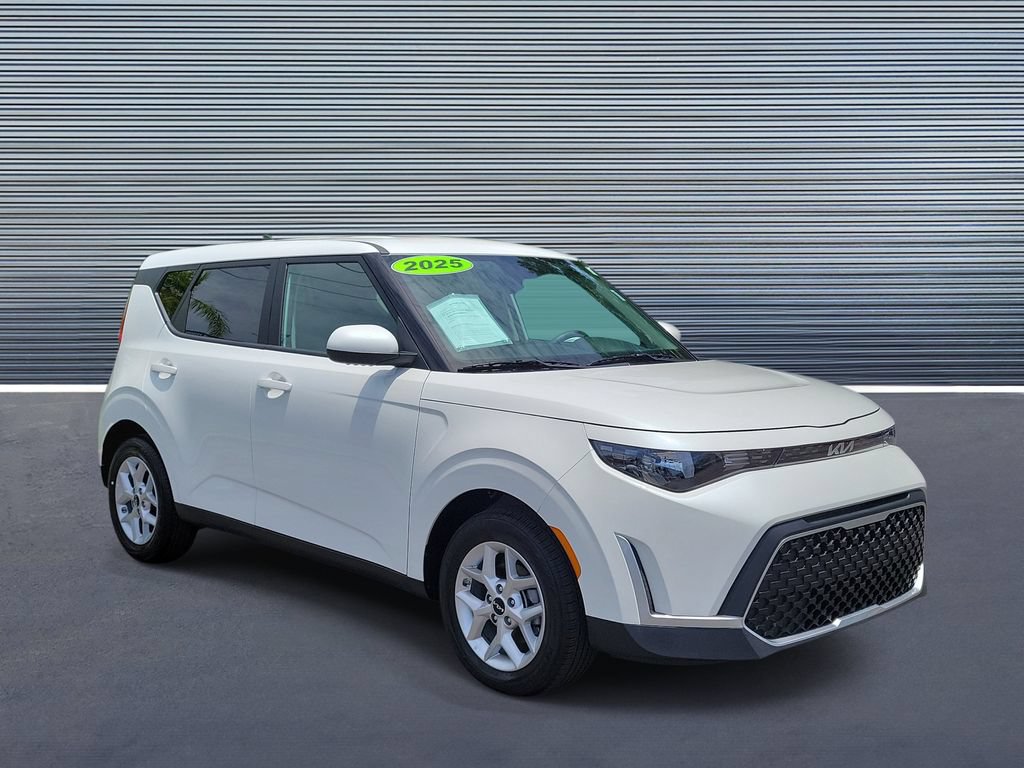Used 2025 Kia Soul LX w/ LX Technology Package FWD image 2