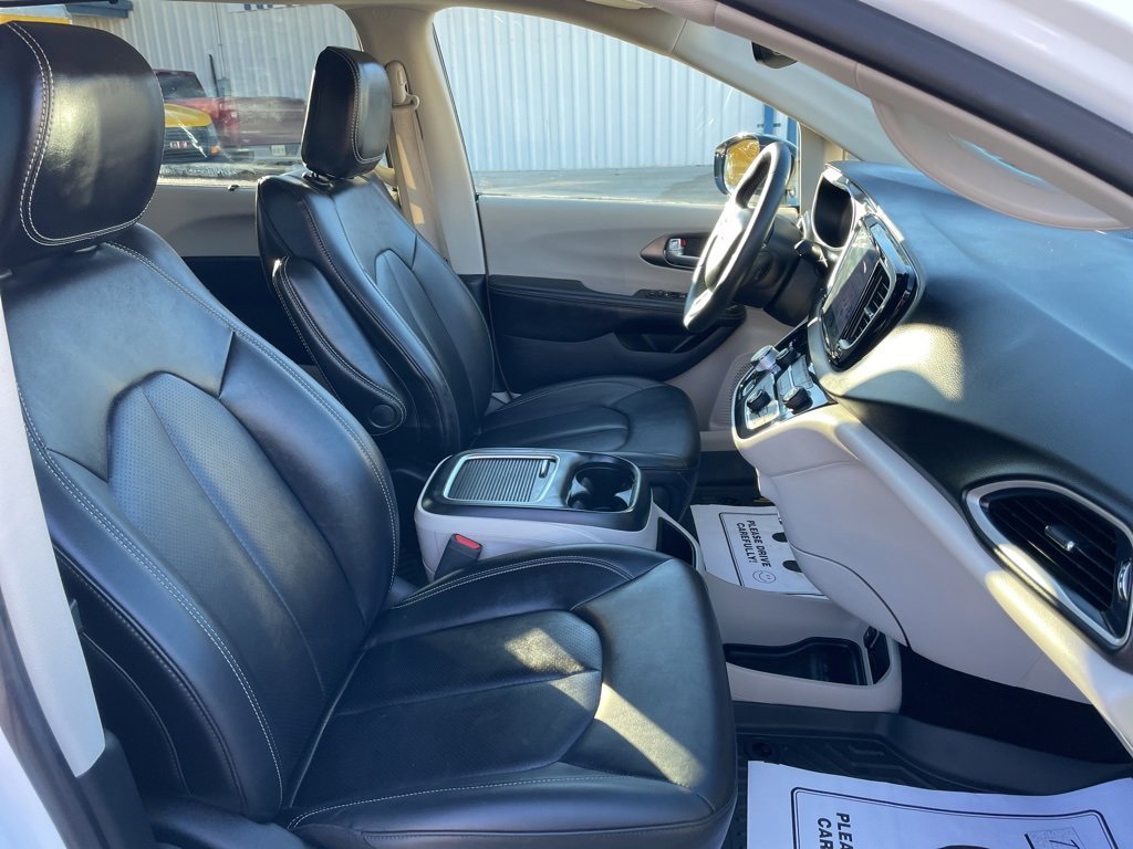 Used 2024 Chrysler Pacifica Touring-L image 18