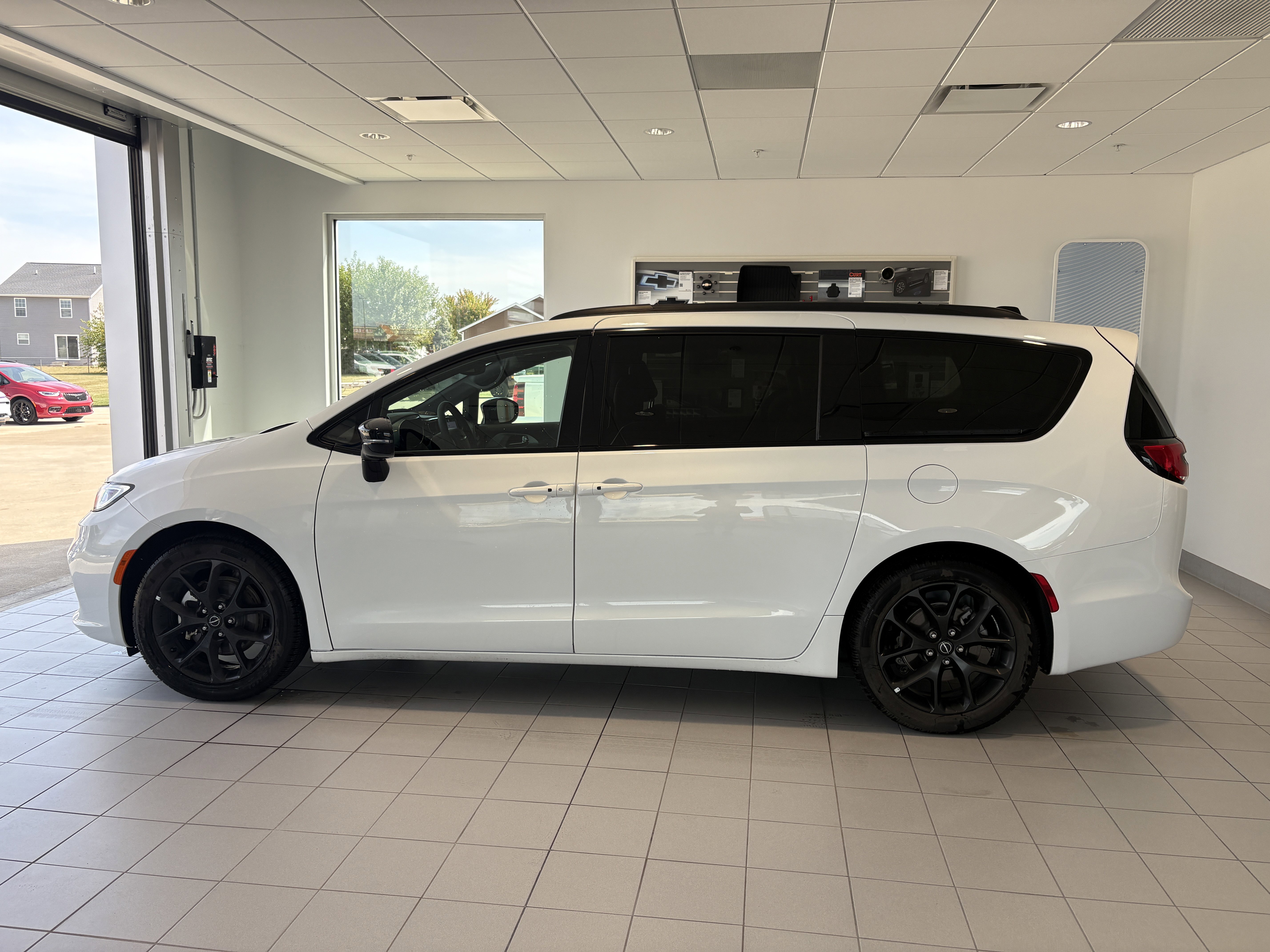 Used 2025 Chrysler Pacifica Limited image 2