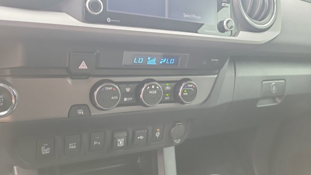 Used 2022 Toyota Tacoma TRD Sport w/ Technology Package image 31