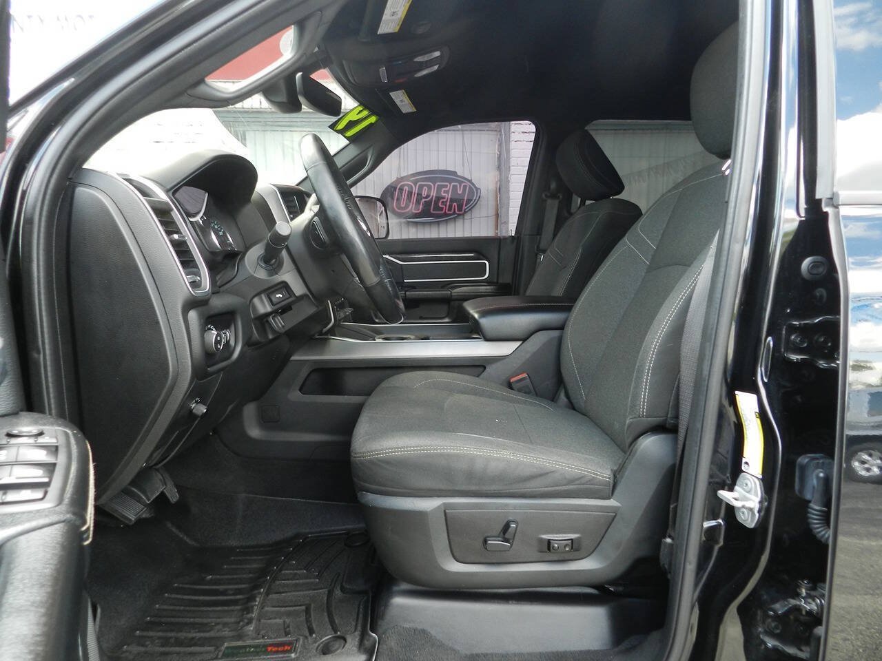 Used 2019 RAM 2500 Big Horn w/ Black Appearance Package AWD/4WD image 2
