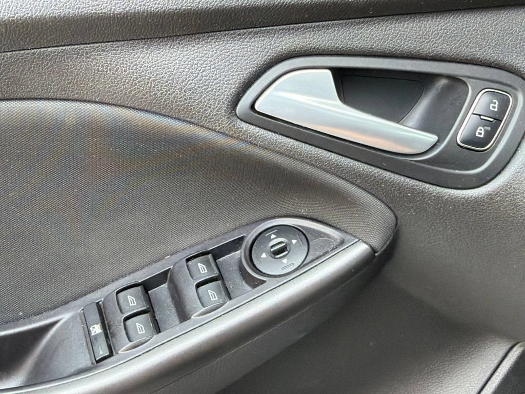 Used 2017 Ford Focus SEL FWD image 22