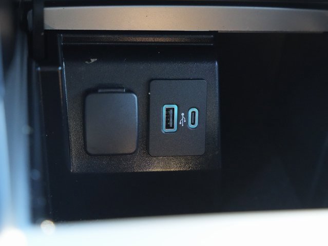 Used 2022 Ford Explorer XLT w/ Equipment Group 202A image 22