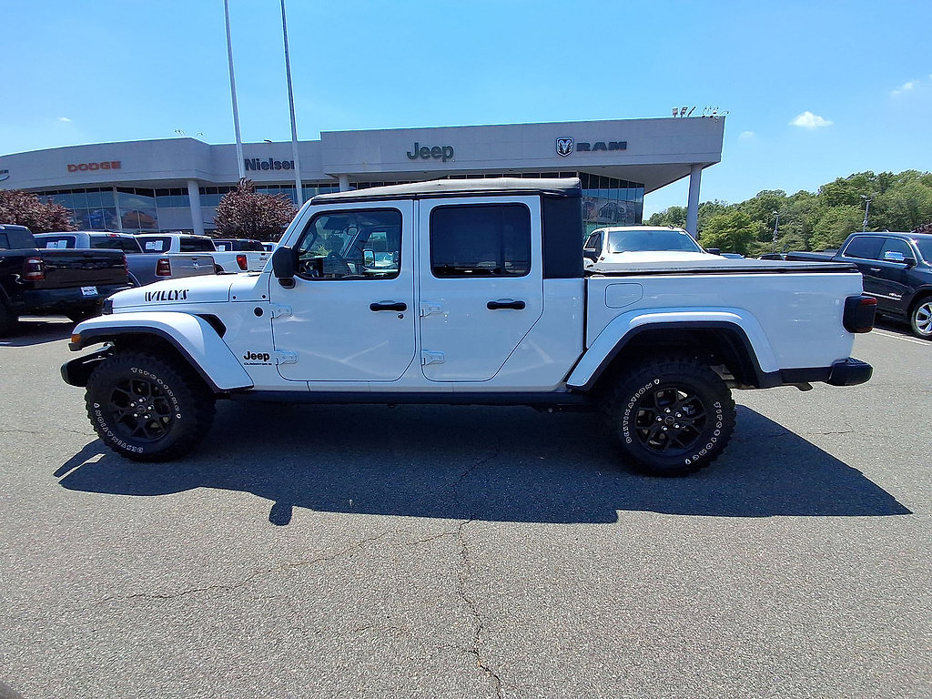 Used 2025 Jeep Gladiator Sport AWD/4WD image 5