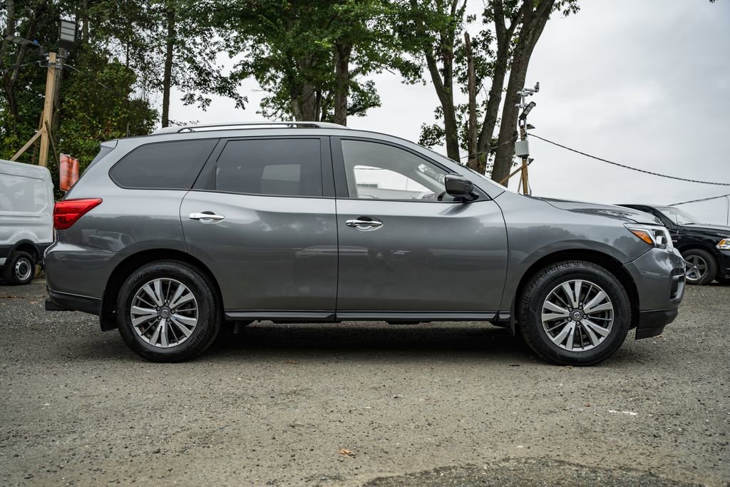 Used 2020 Nissan Pathfinder SV image 3
