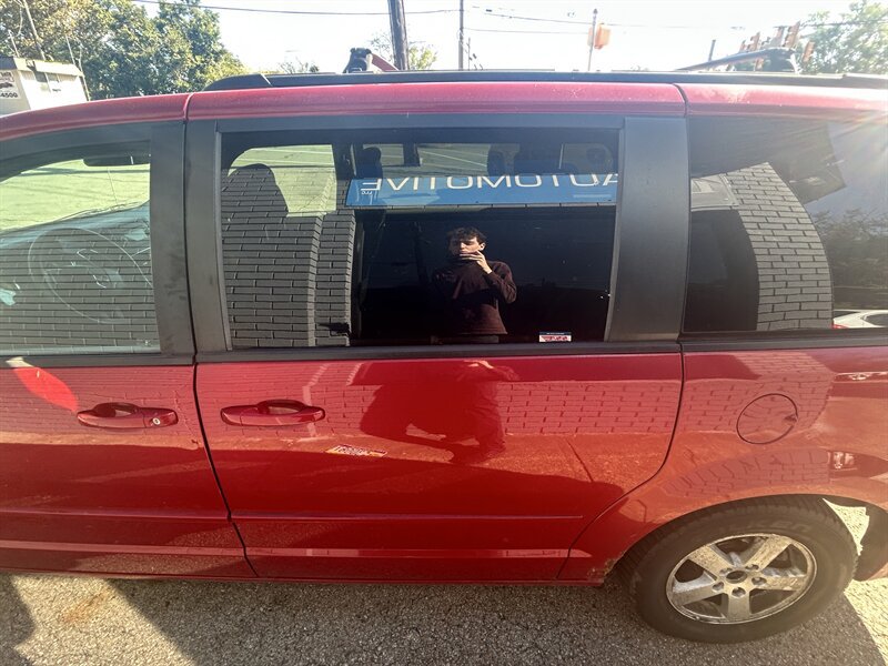 Used 2012 Dodge Grand Caravan SXT FWD image 21