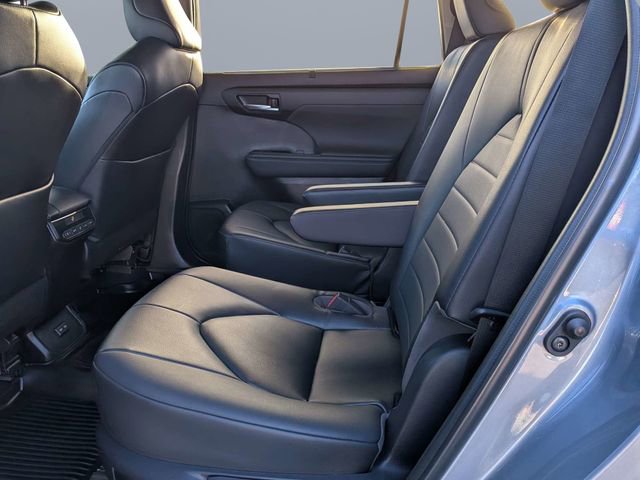 Used 2023 Toyota Highlander XLE image 12