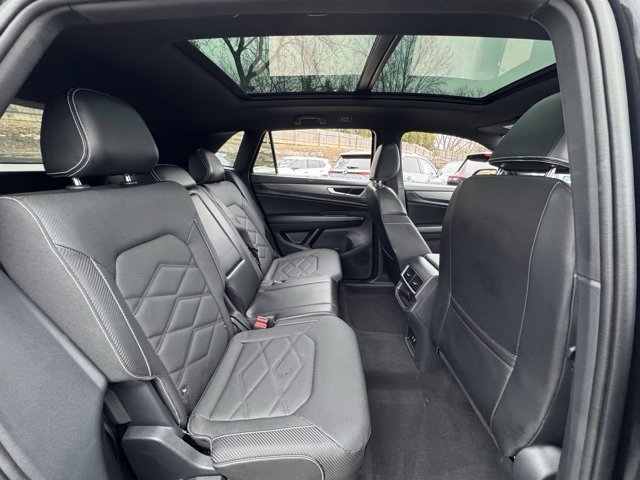 Used 2024 Volkswagen Atlas Cross Sport SE w/ Panoramic Sunroof Package image 8