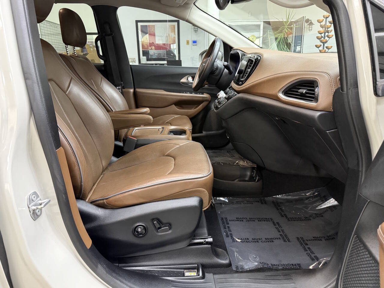 Used 2017 Chrysler Pacifica Limited w/ UConnect Theater Package FWD image 16