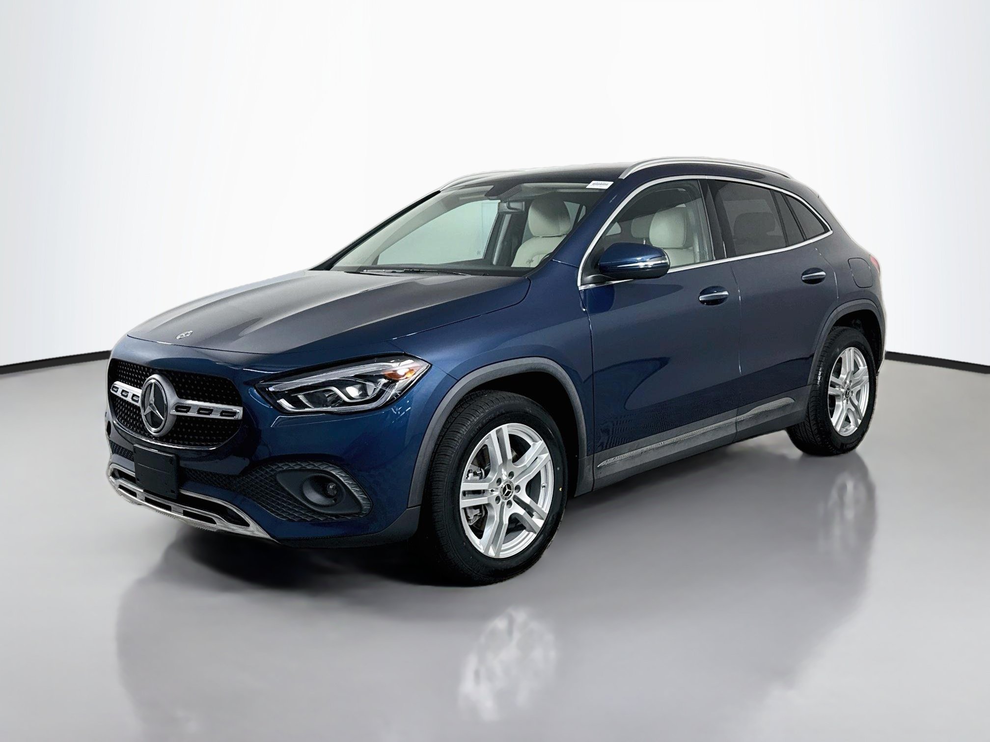 Used 2023 Mercedes-Benz GLA 250 4MATIC w/ Premium Package image 4