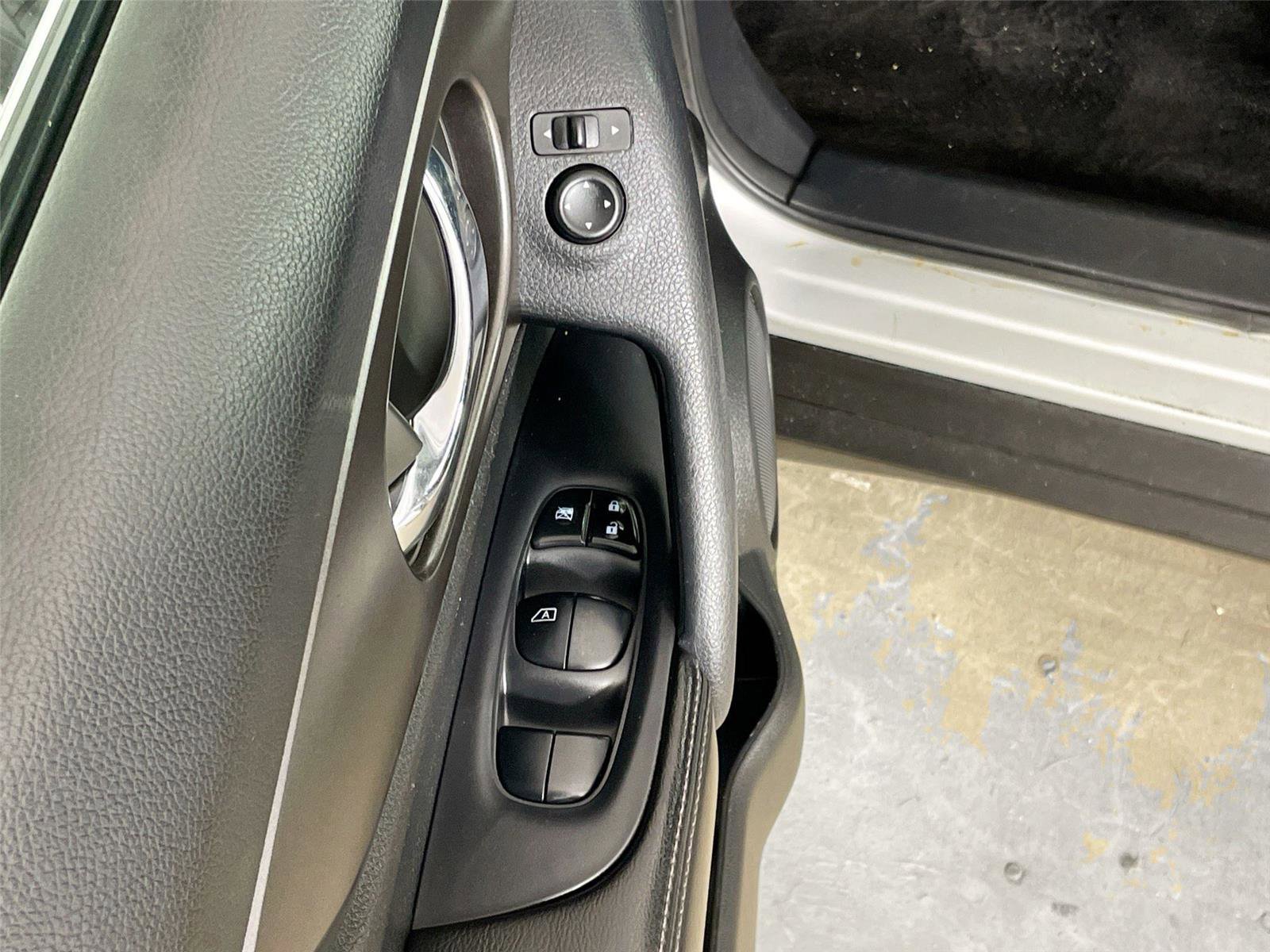 Used 2014 Nissan Rogue SV FWD image 19