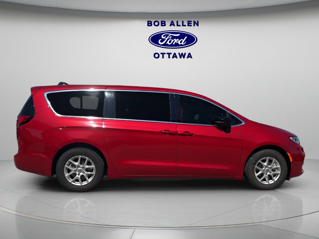 Used 2025 Chrysler Pacifica Select FWD image 47