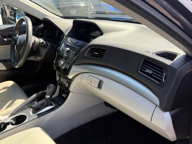 Used 2017 Acura ILX w/ AcuraWatch Plus Package FWD image 19