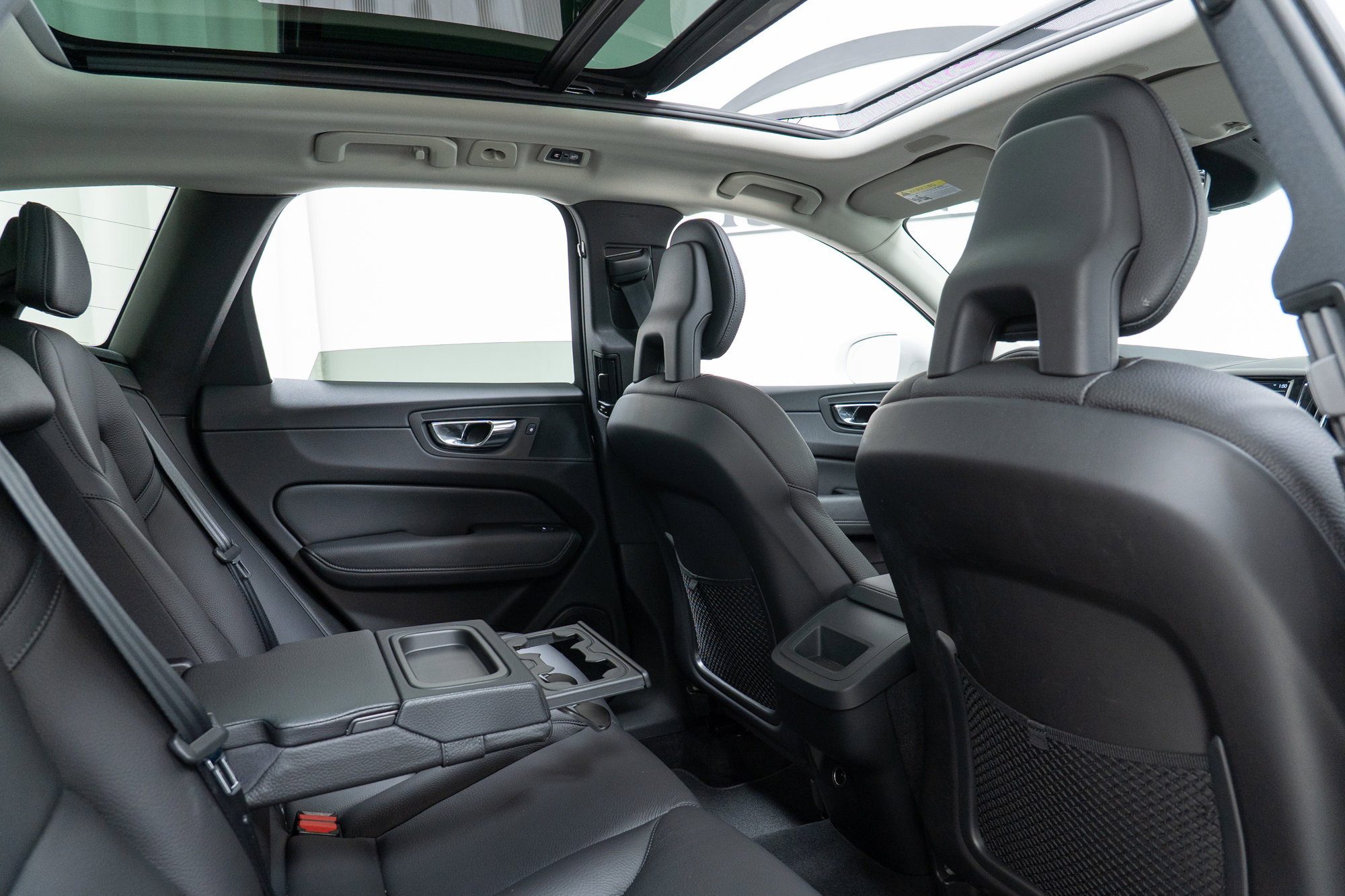 Used 2018 Volvo XC60 T5 Momentum w/ Convenience Package image 23