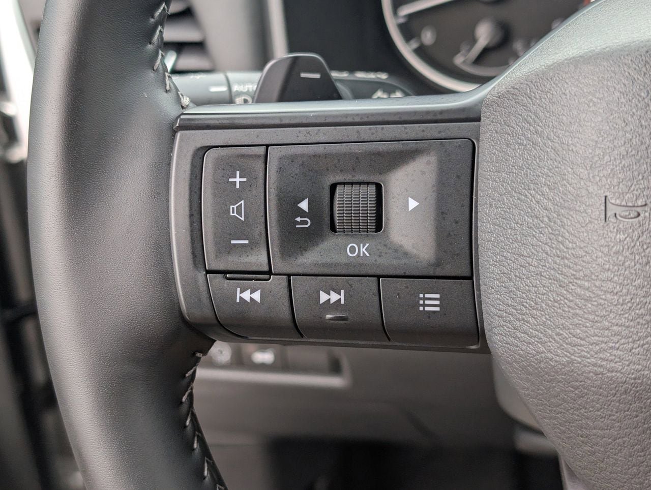 Certified 2025 Nissan Rogue SV w/ SV Premium Package FWD image 22