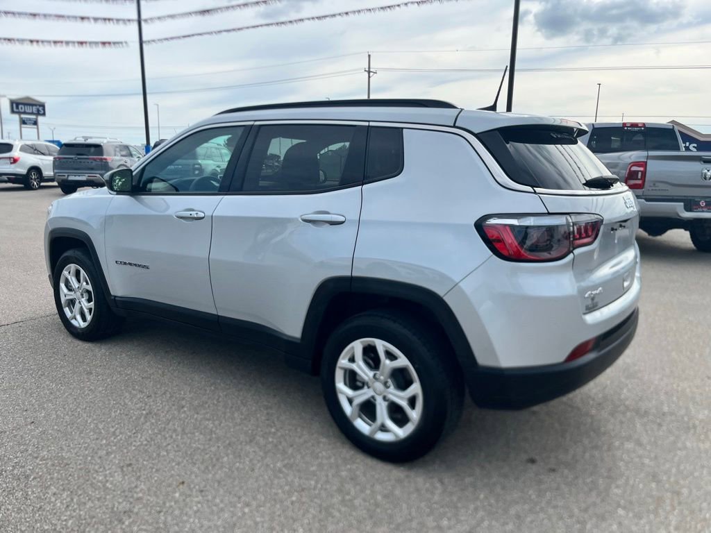 Used 2024 Jeep Compass Latitude AWD/4WD image 3