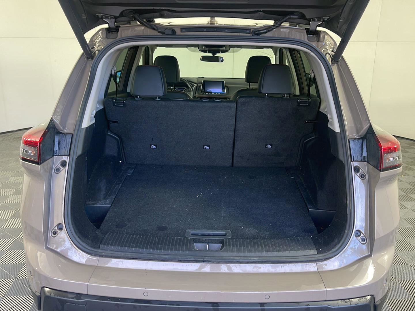 Used 2025 Nissan Rogue SV image 11