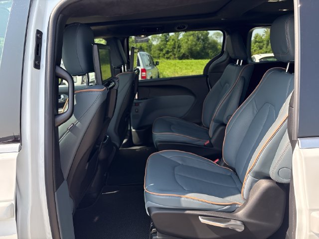 New 2027 Chrysler Pacifica Pinnacle w/ Theater Group AWD/4WD image 22