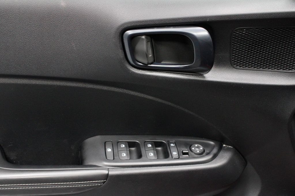 Certified 2025 Hyundai Venue Limited FWD image 24
