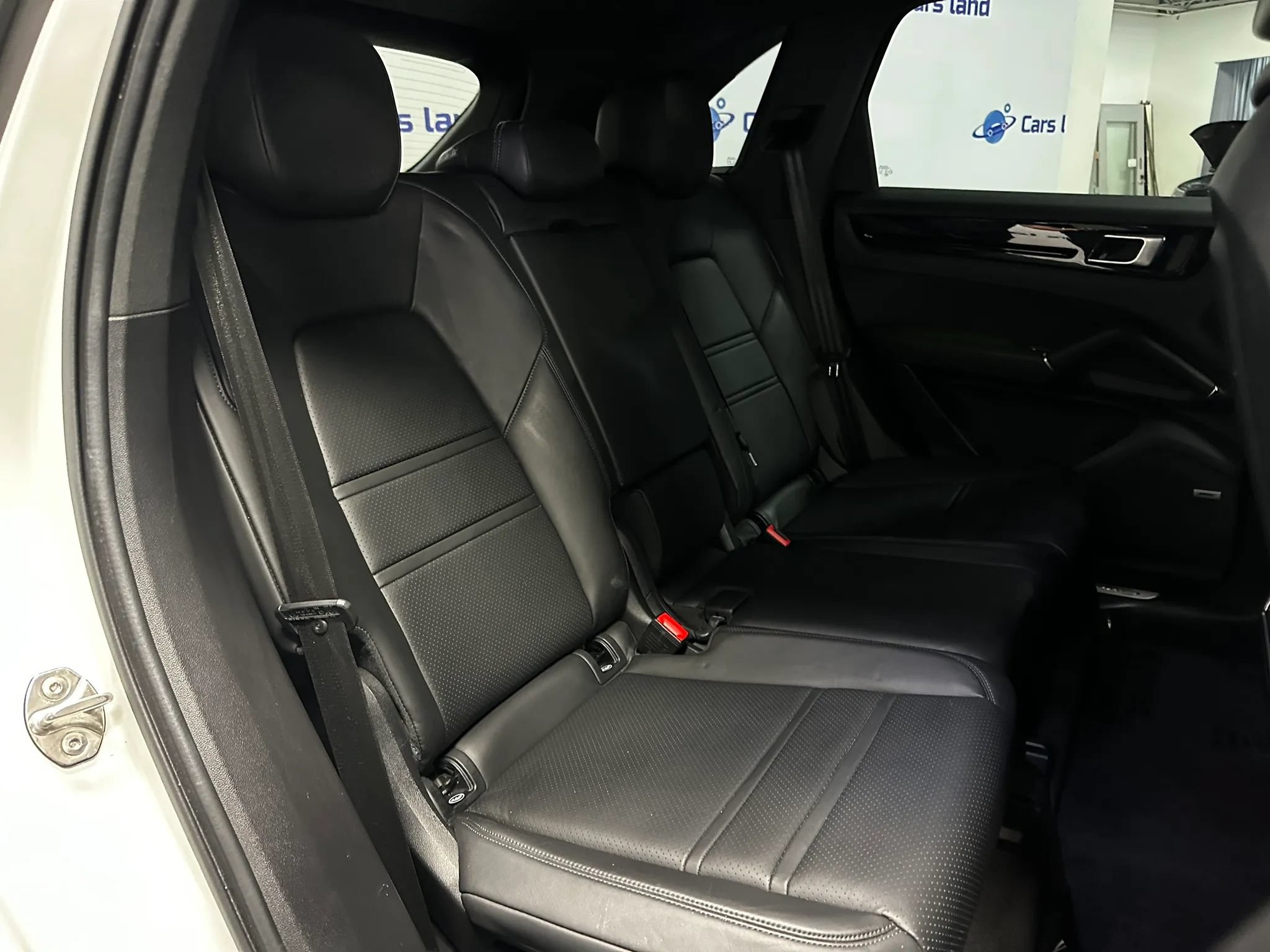 Used 2022 Porsche Cayenne w/ Premium Package AWD/4WD image 22