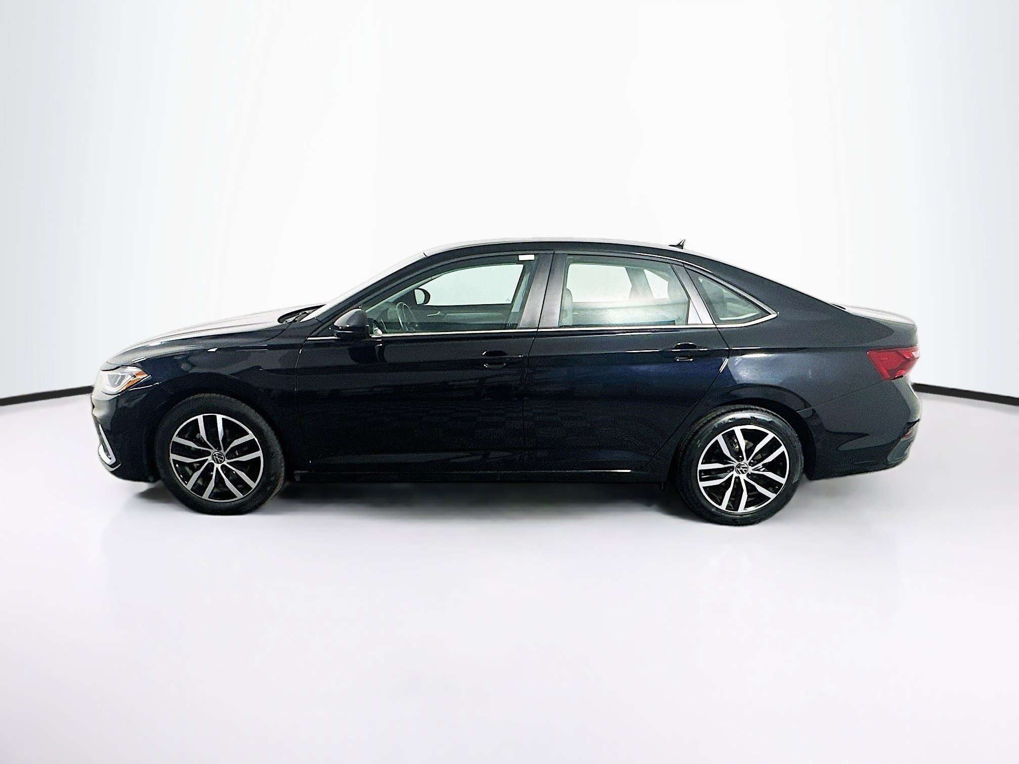 Used 2025 Volkswagen Jetta SE FWD image 4