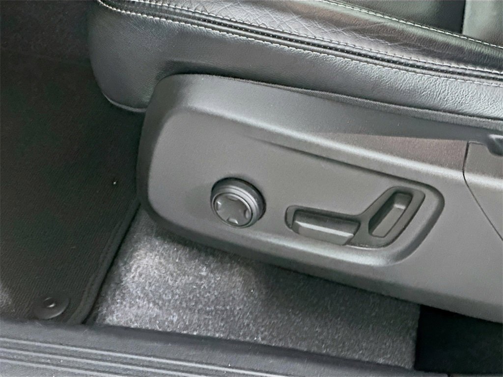 Used 2022 Volvo XC40 T4 Momentum image 22