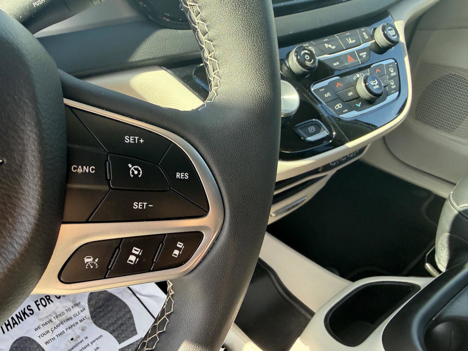 Used 2023 Chrysler Pacifica Touring-L FWD image 22