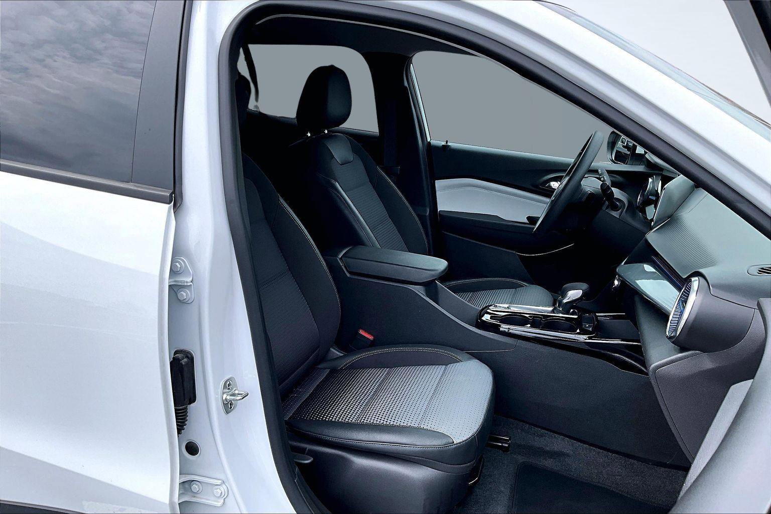 Used 2025 Chevrolet Trax LT FWD image 8