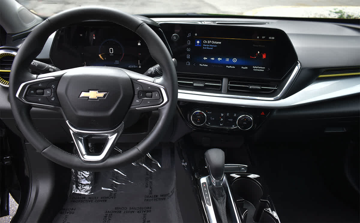 Used 2025 Chevrolet Trax LT w/ LT Convenience Package FWD image 11