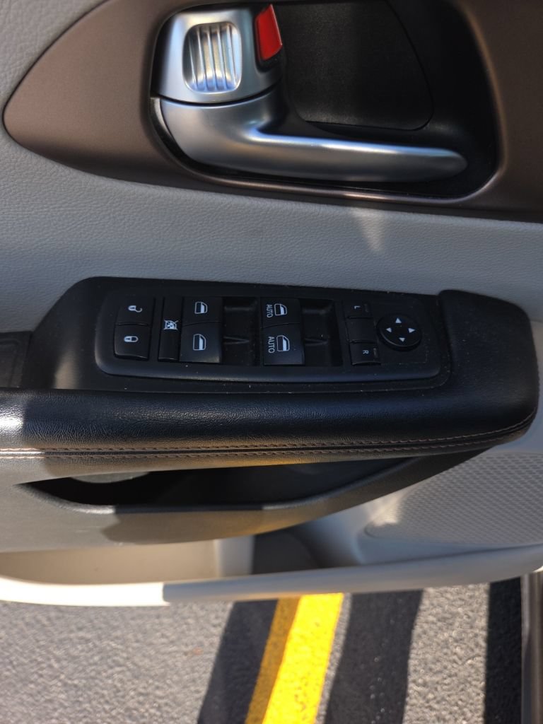 Used 2018 Chrysler Pacifica Touring w/ Tire & Wheel Group FWD image 13