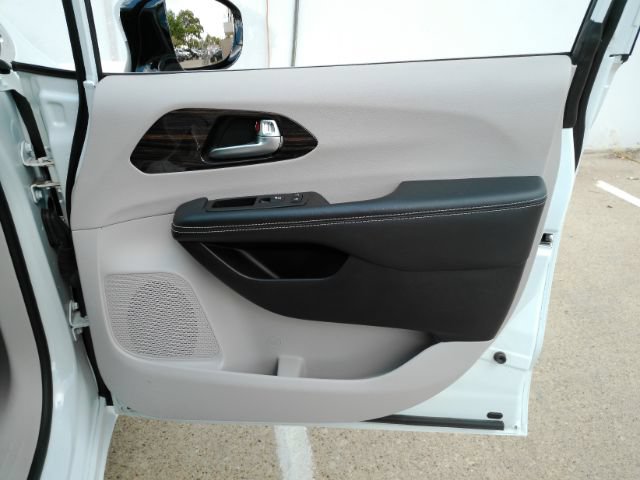 Used 2023 Chrysler Pacifica Limited FWD image 21