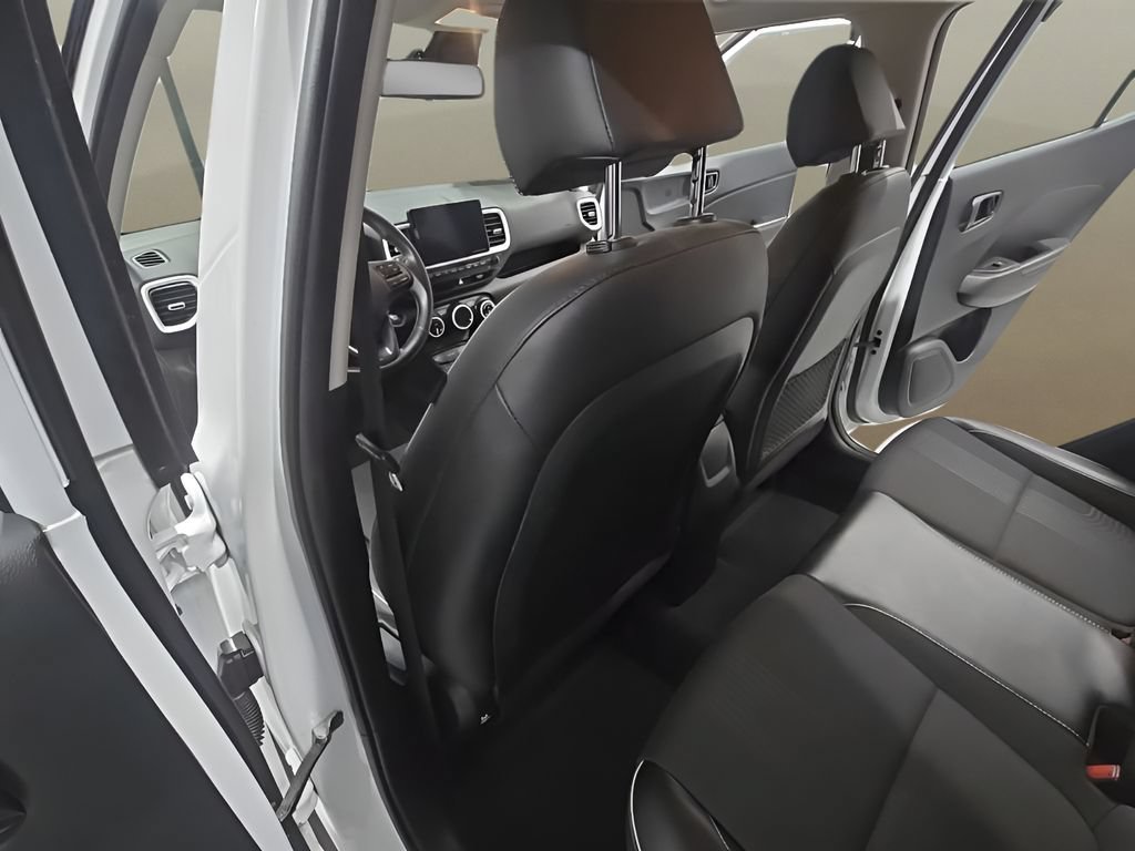 Used 2022 Hyundai Venue Limited FWD image 16