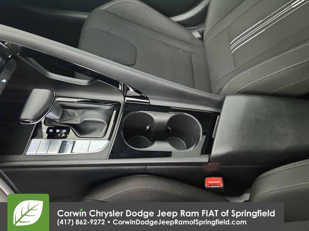 Used 2025 Hyundai Elantra SEL image 30