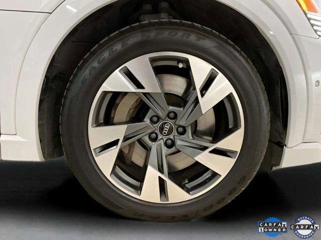 Used 2022 Audi e-tron Premium Plus w/ Premium Plus Package image 34