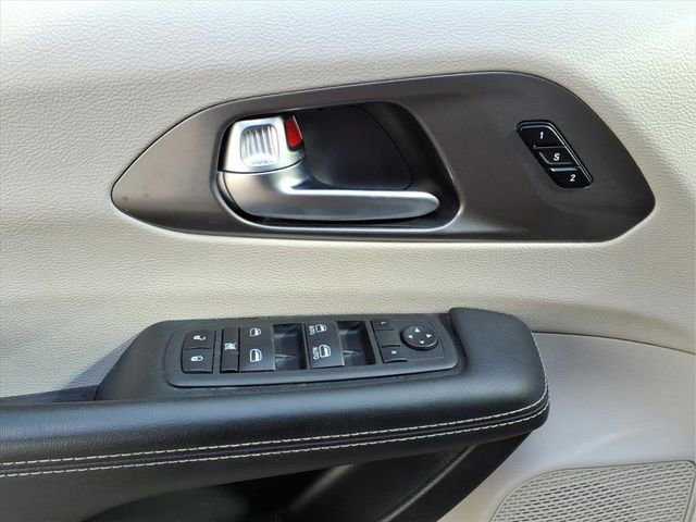 Used 2023 Chrysler Pacifica Touring-L image 11