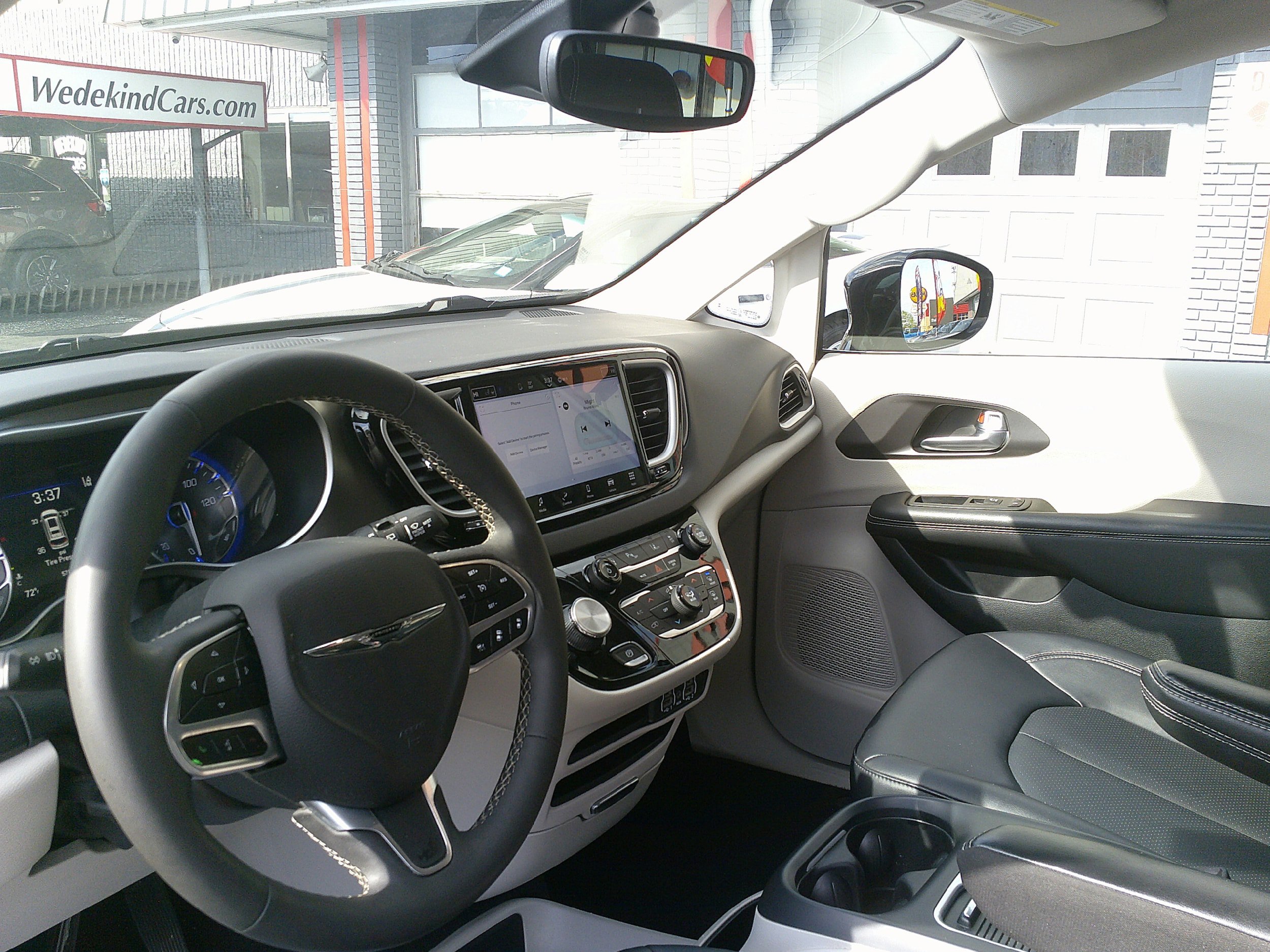 Used 2024 Chrysler Pacifica Touring-L FWD image 18