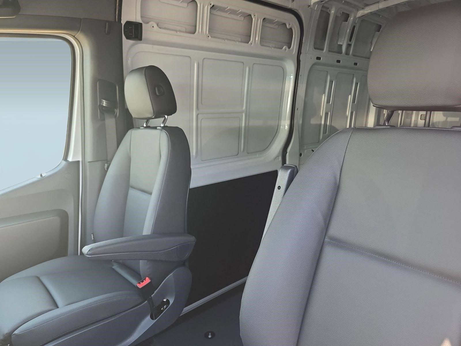 Used 2025 Mercedes-Benz Sprinter 2500 image 31